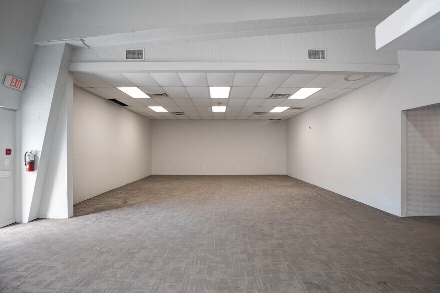 More Photos Of 1925 12th St, Sarasota Light Manufacturing For Lease