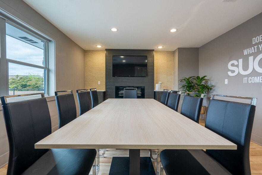 More Photos Of 608 Mauldin Dr, Woodstock Office For Lease