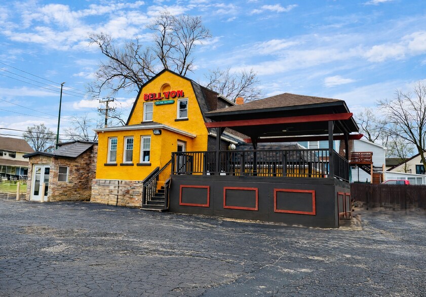 Primary Photo Of 1209 Lisle Plz, Lisle Bar For Lease