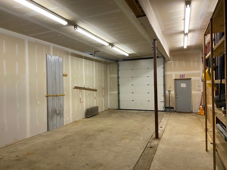 More Photos Of 31 Campus Plaza Rd, Hadley Showroom For Lease