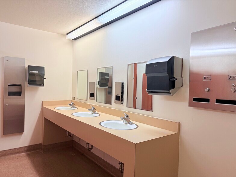 More Photos Of 1820 Oro Dam Blvd E, Oroville Bank For Lease