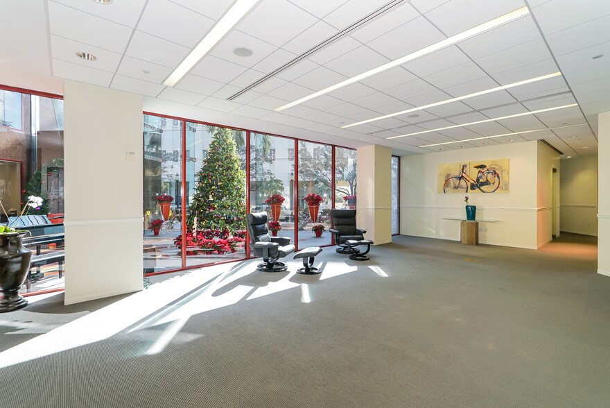 More Photos Of 2033 Main St, Sarasota Office For Lease