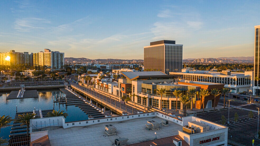 More Photos Of 4625 Admiralty Way, Marina del Rey Department Store For Lease