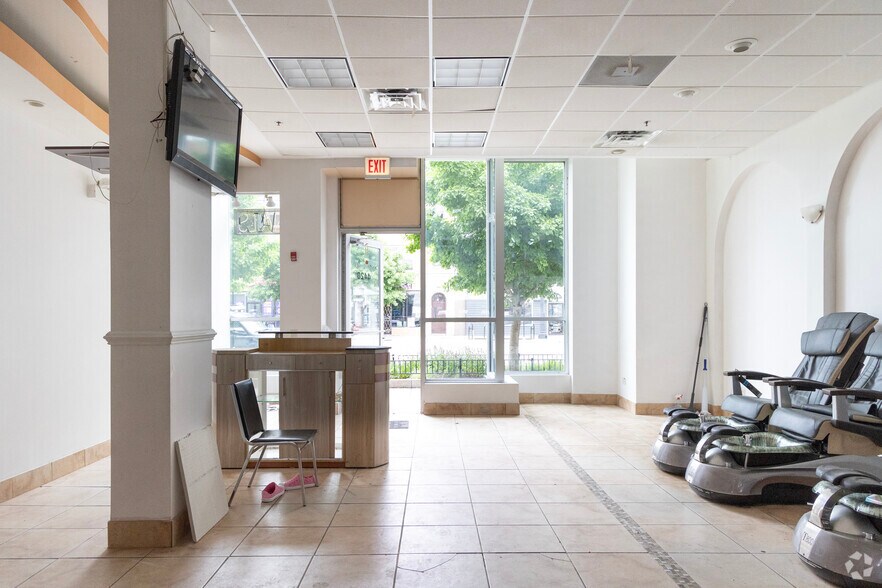 More Photos Of 4400 N Broadway St, Chicago Storefront Retail Office For Sale