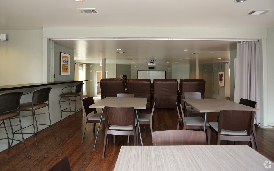 More Photos Of 1623 Main St, Dallas Apartments For Lease