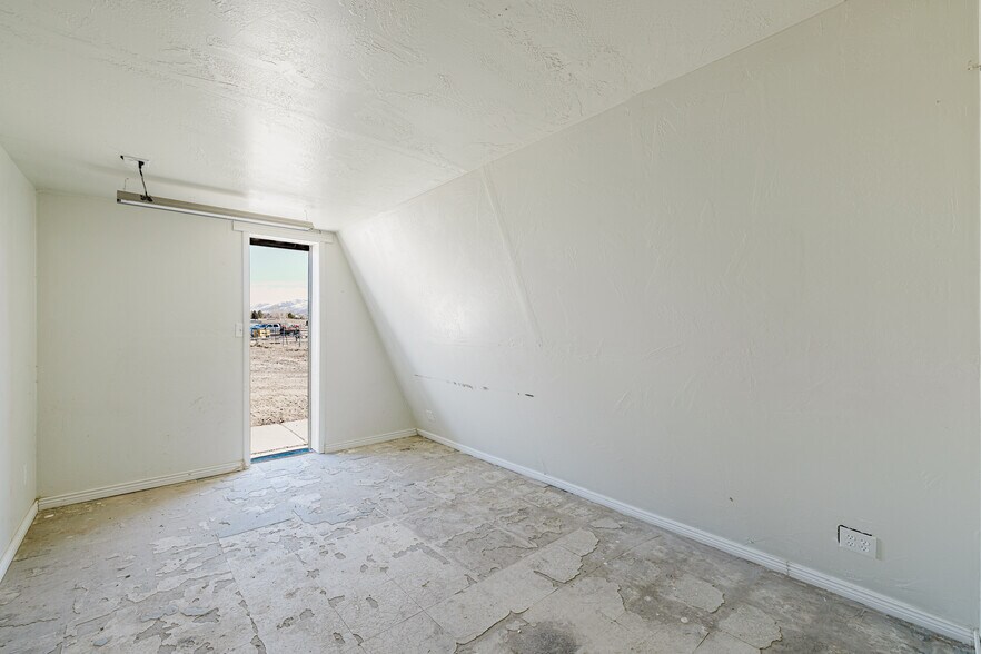 More Photos Of 75 Licht Pky, Spring Creek Industrial For Lease