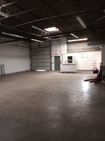 More Photos Of 803-907 Industrial Dr, West Chicago Warehouse For Lease