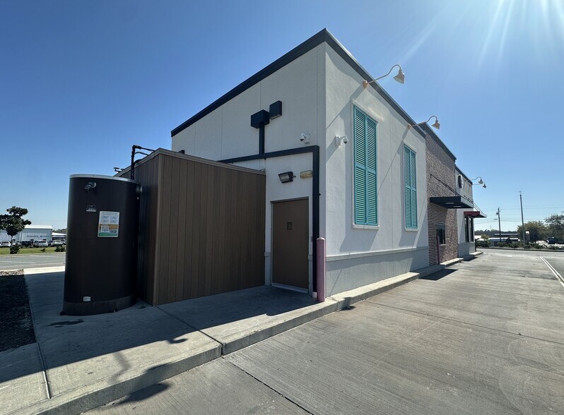 More Photos Of 2005 Ohio Ave N, Live Oak Fast Food For Lease