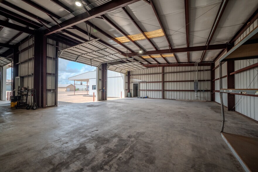 More Photos Of 619 E Jackson St, El Campo Warehouse For Lease