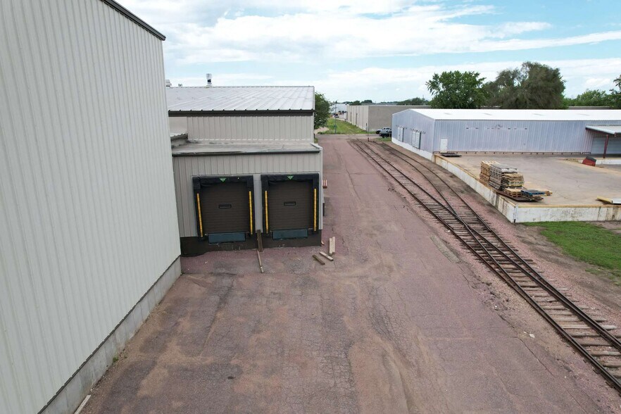 More Photos Of 808 W Cherokee St, Sioux Falls Industrial For Lease