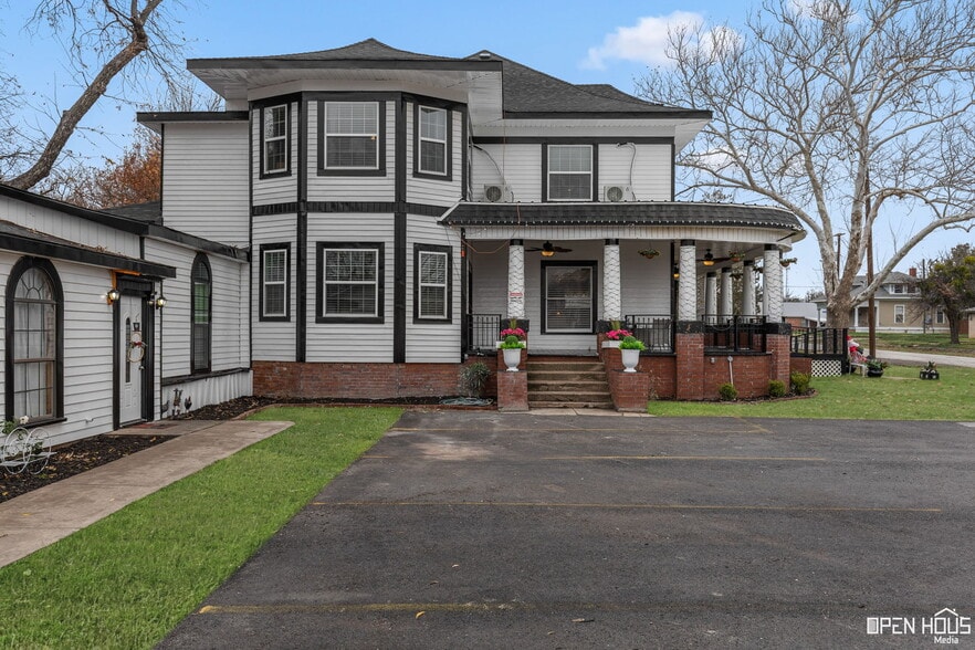 More Photos Of 405 W Gilbert St, Henrietta Hospitality For Sale