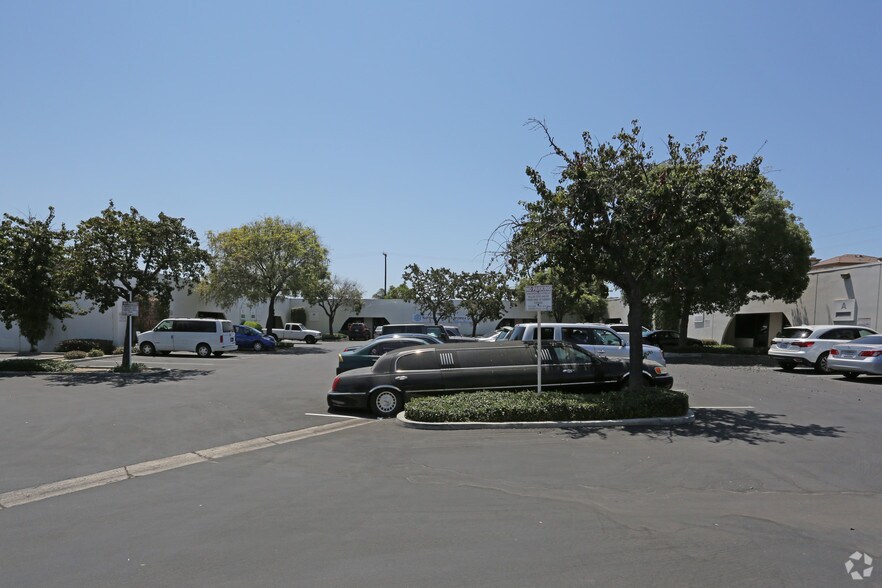 More Photos Of 2165 S DuPont Dr, Anaheim Warehouse For Lease