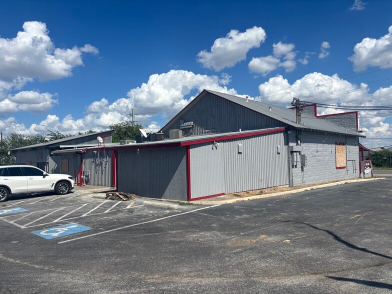 More Photos Of 13525 Wetmore Rd, San Antonio Restaurant For Lease