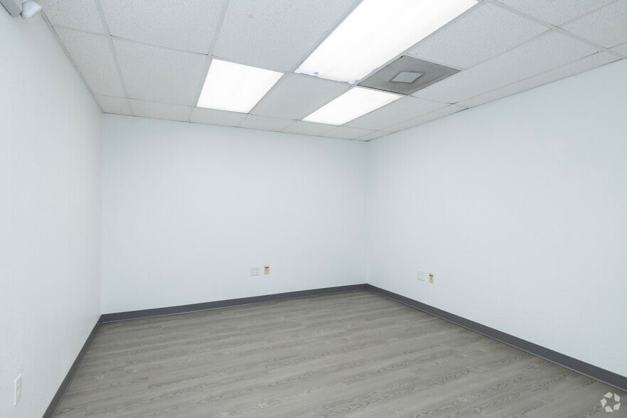 More Photos Of 7818 Depot Ln, Tampa Warehouse For Lease