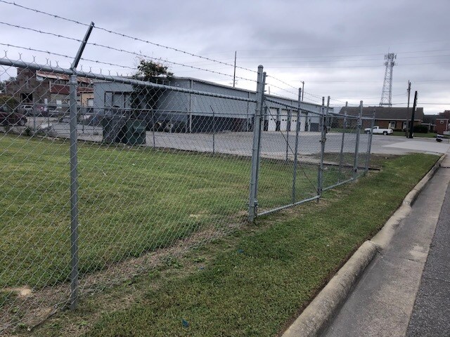 More Photos Of 140 W 3rd St, Washington Service For Lease
