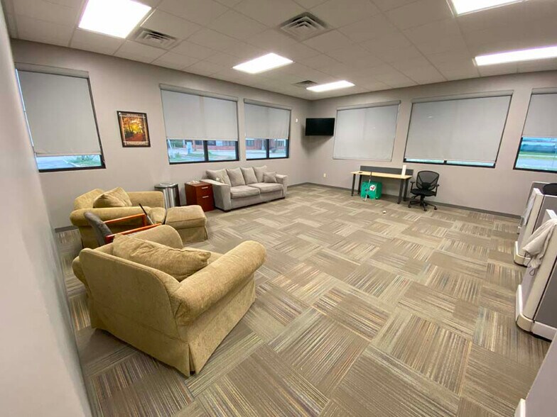 More Photos Of 2021 Goose Lake Rd, Sauget General Retail For Lease