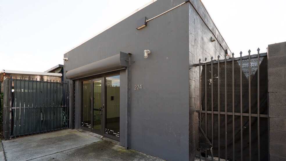More Photos Of 230 NW 71st St, Miami Warehouse For Lease