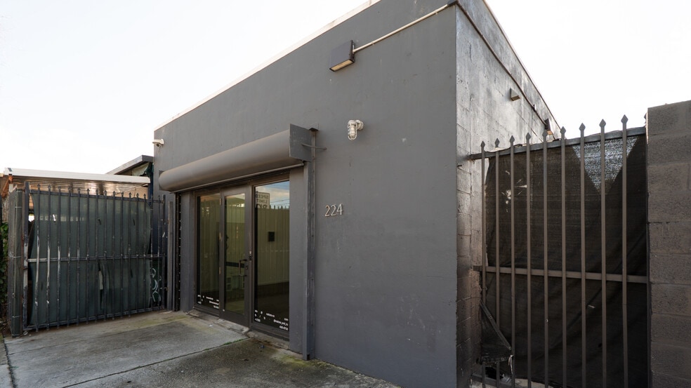 More Photos Of 230 NW 71st St, Miami Warehouse For Lease