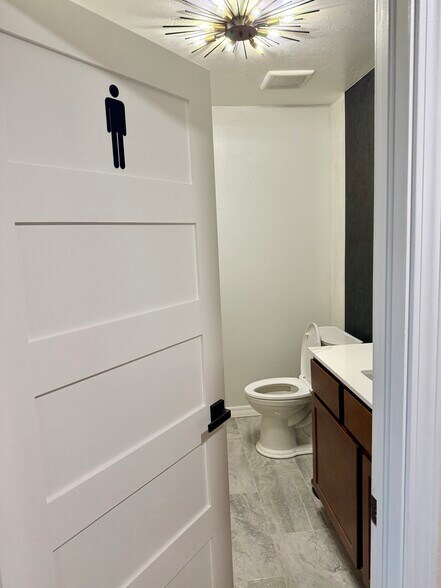 More Photos Of 2912 Lakeside Dr, Oklahoma City Office For Lease
