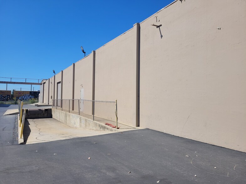 More Photos Of 1009-1033 Brooks St, Ontario Warehouse For Lease