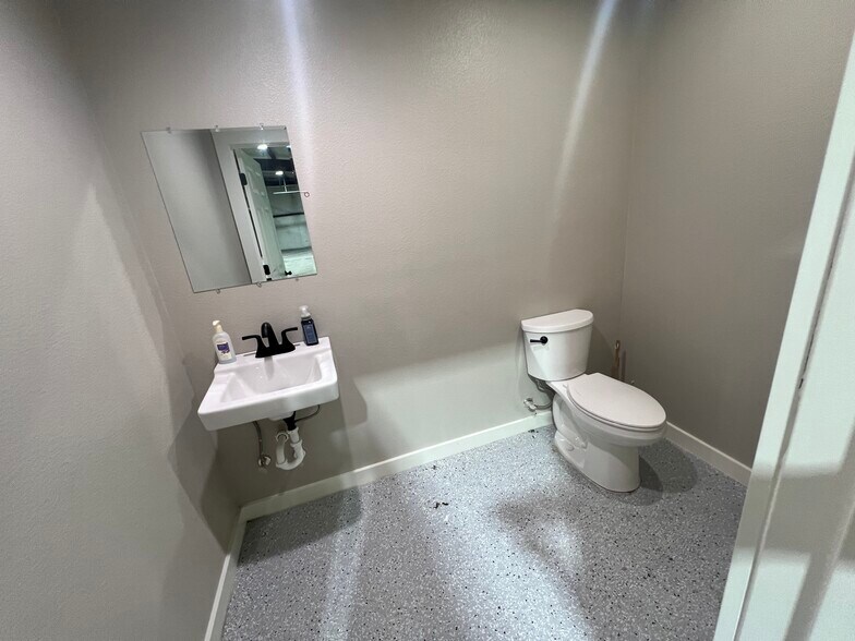 More Photos Of 224 Ken Dr, Sherman Industrial For Lease