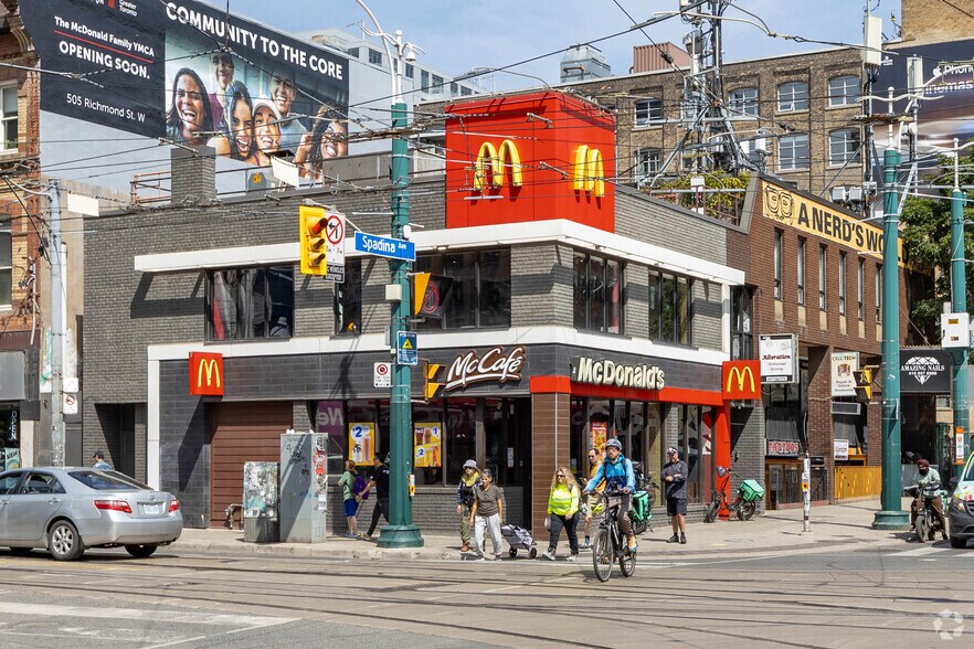 Primary Photo Of 160 Spadina Av, Toronto Storefront For Lease