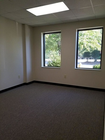 More Photos Of 111-121 Thomas Mill Rd, Holly Springs Flex For Lease