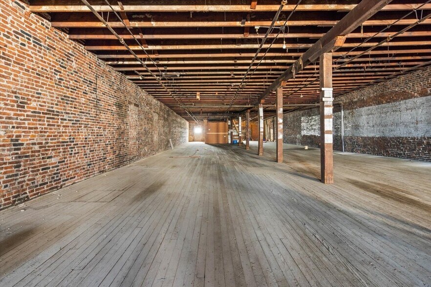 More Photos Of 909 State Line Rd, Kansas City Warehouse For Sale