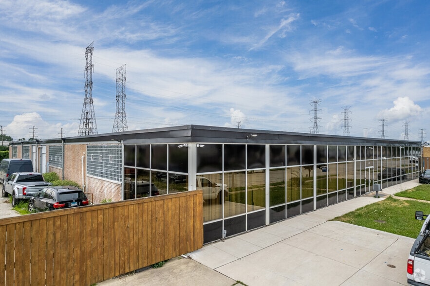 More Photos Of 625 Factory Rd, Addison Warehouse For Sale