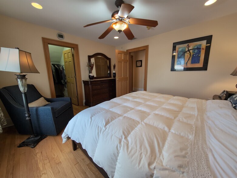 More Photos Of 417 N Hough St, Barrington Office For Sale