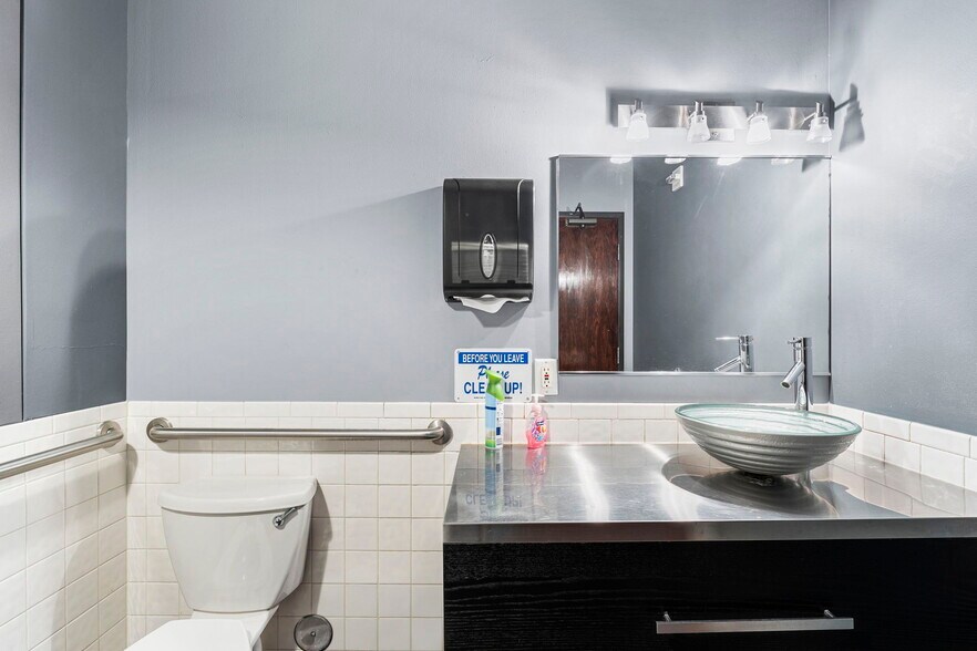 More Photos Of 861 Southpark Dr, Littleton Flex For Lease