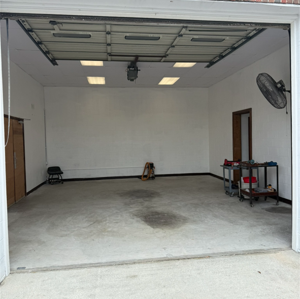 More Photos Of 1027 S Kerr Ave, Wilmington Showroom For Lease