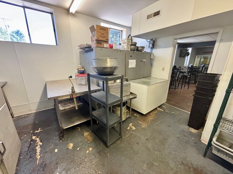 More Photos Of 106 E 4th St, Washington Restaurant For Sale