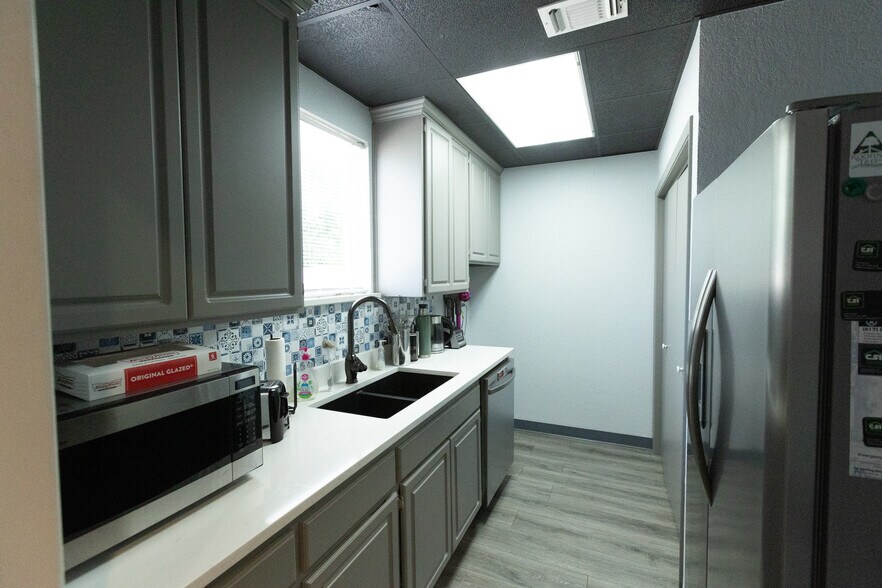 More Photos Of 706 Springdale Rd, Bedford Office For Sale