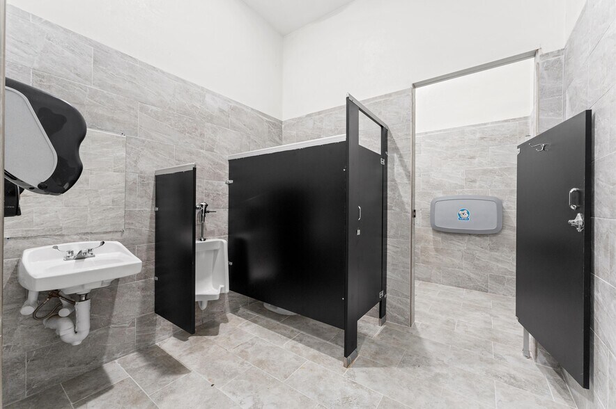 More Photos Of 5155 Almeda Genoa Rd, Houston Sports And Entertainment For Lease