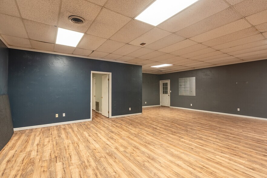 More Photos Of 405 S Pershing St, Energy Office For Sale
