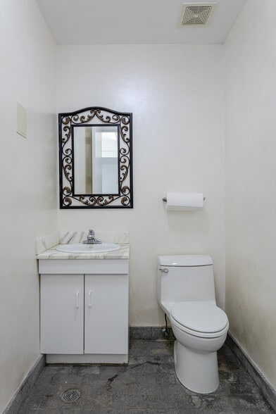 More Photos Of 234 Russell St, Brooklyn Showroom For Lease