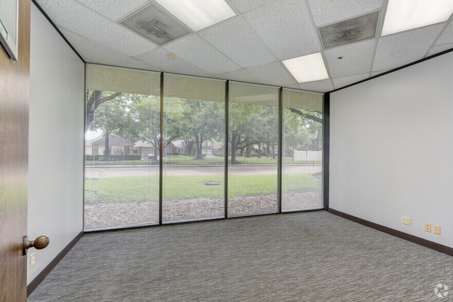 More Photos Of 17449-17497 Village Green Dr, Houston Unknown For Lease