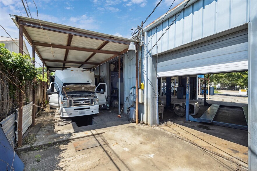 More Photos Of 8921 Daffodil Ave, Houston Auto Repair For Lease