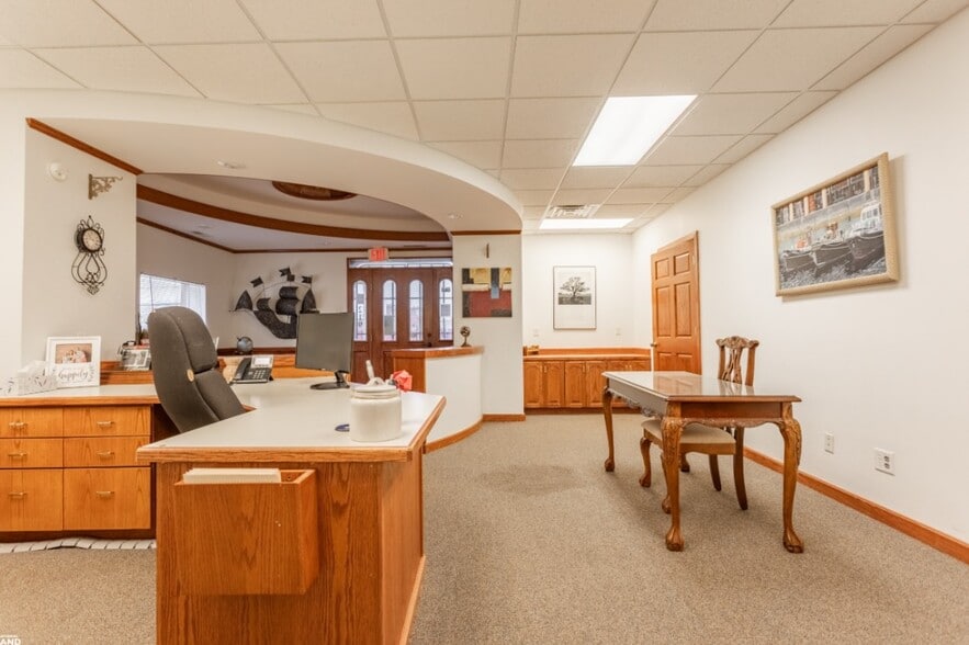 More Photos Of 219 & 303 W Chase st, Springfield Light Distribution For Lease