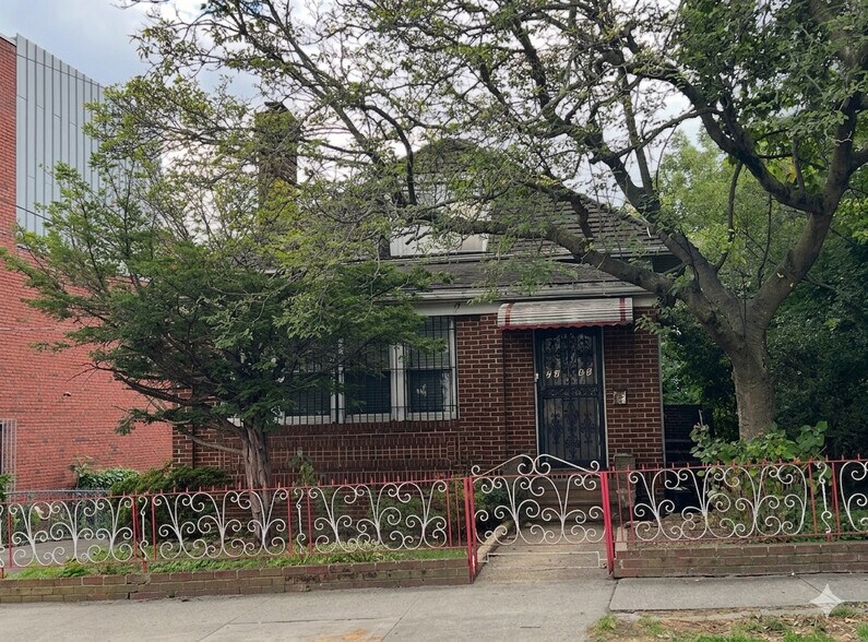 More Photos Of 7246 45th Ave, Woodside Flex For Sale