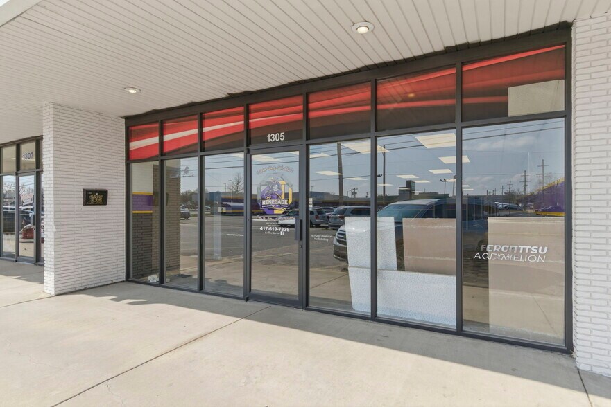 Primary Photo Of 1301-1349 S Glenstone Ave, Springfield General Retail For Lease