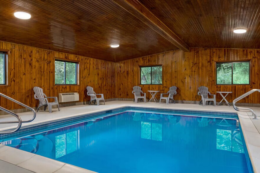 More Photos Of 2001 Leesburg Grove City Rd, Mercer Hotel For Sale