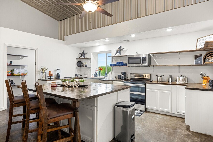 More Photos Of 1817 S Morgan St, Granbury Auto Dealership For Sale