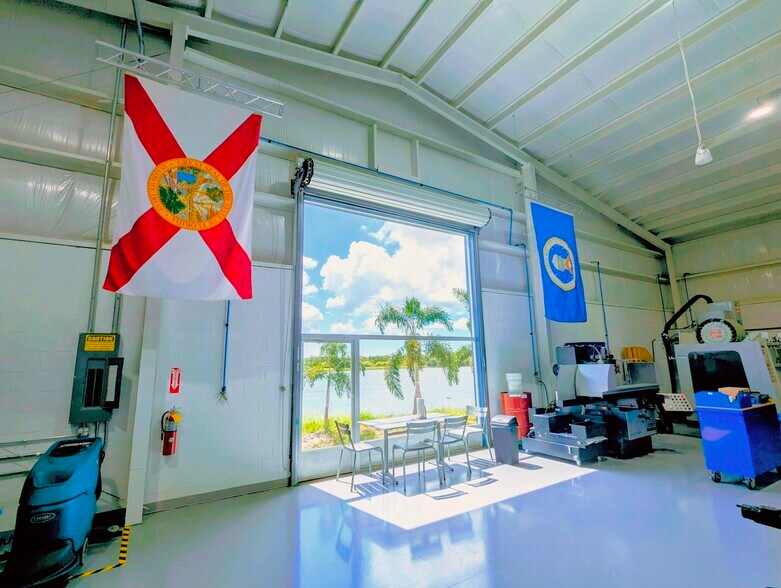 More Photos Of 2328 72nd Dr E, Sarasota Warehouse For Sale