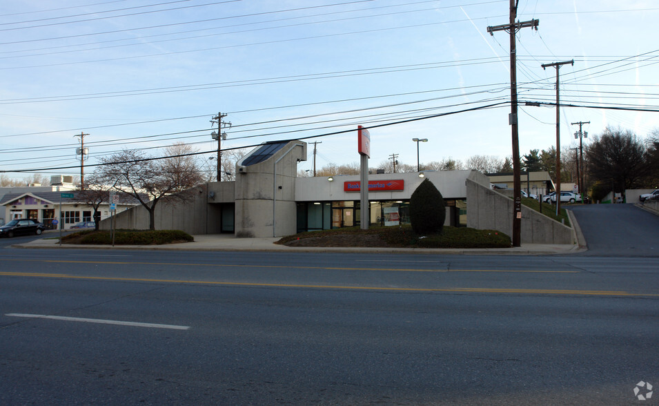 Primary Photo Of 5135 River Rd, Bethesda Bank For Lease