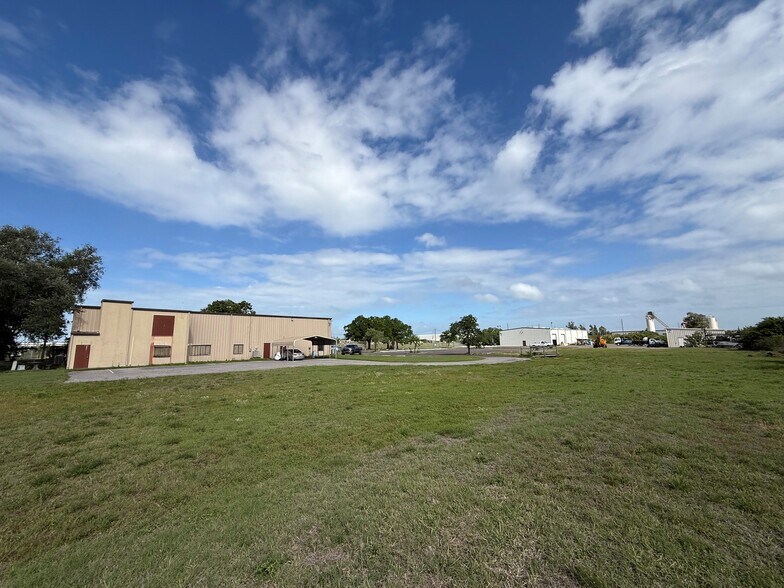 More Photos Of 12625 40th St N, Clearwater Warehouse For Lease