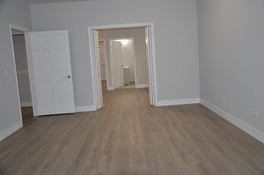 More Photos Of 510 N Collins St, Joliet Storefront For Lease