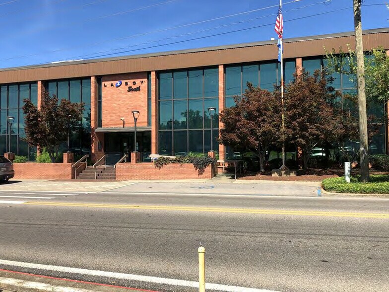 Primary Photo Of 133 Scanlan St, Newton Distribution For Sale