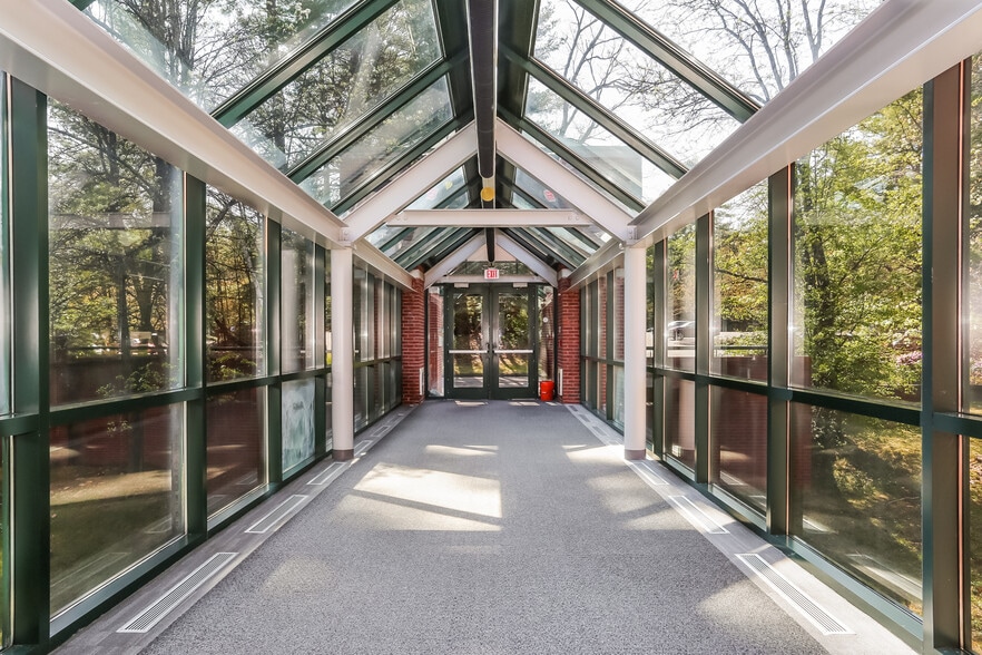 More Photos Of 125 Powder Forest Dr, Simsbury Office For Sale